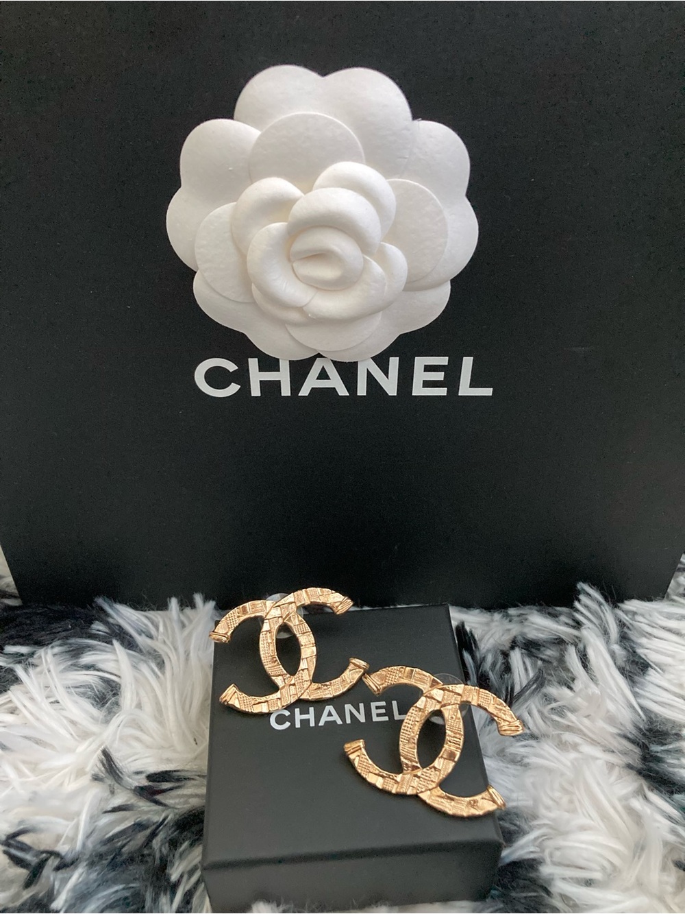 CHANEL Tweed Large CC pierced Earrings - Picture 5 of 5